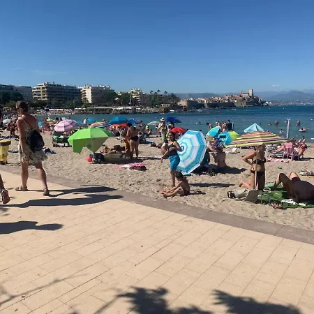 Les Reflets D Azur Et Les Pieds Dans L'eau Антіб
