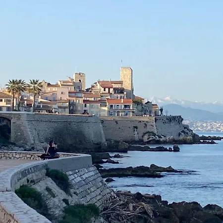 Les Reflets D Azur Et Les Pieds Dans L'eau